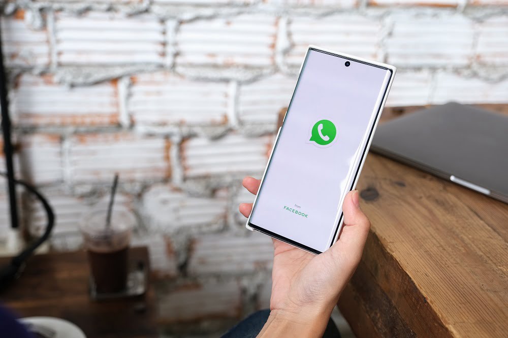 celular con logo de Whatsapp