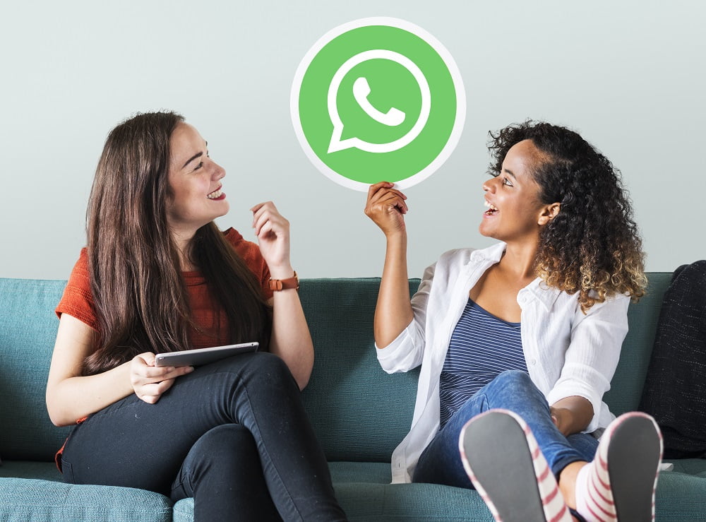 Chicas disfrutando de Whatsapp Business