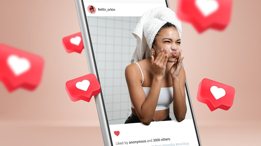 Un joven se lava la cara dentro del feed de Instagram