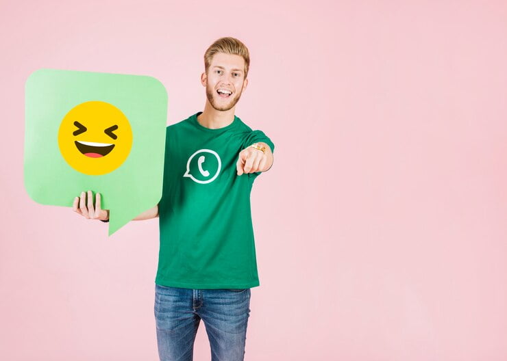 Hombre utiliza emojis para sus mensajes de bienvenida por WhatsApp