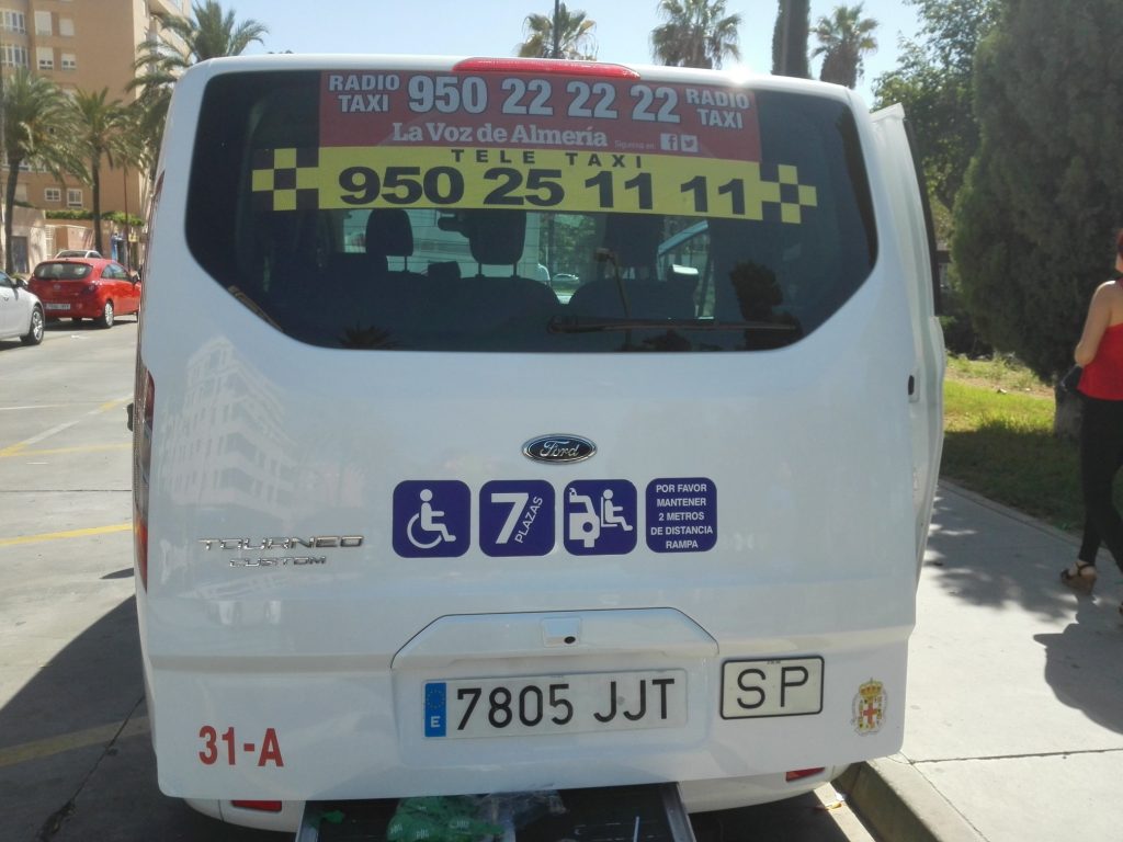 Parte trasera de las líneas de taxi de Almería, España una acción de WhatsApp Marketing