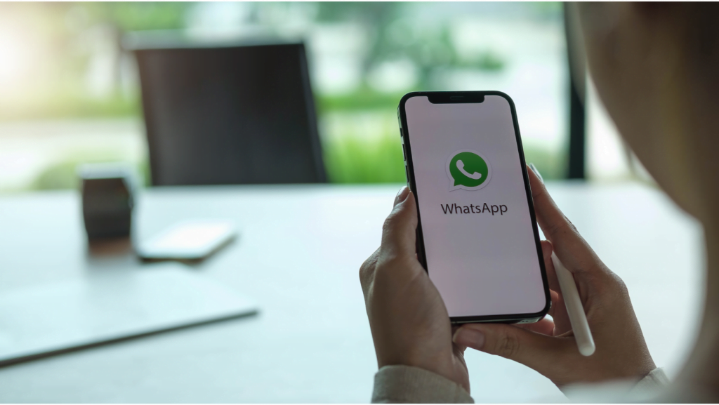 Teléfono móvil con icono de WhatsApp automatizar la fuerza de ventas 
