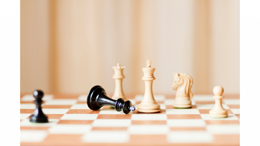 figuras de ajedrez en posición de jaque mate role play de ventas