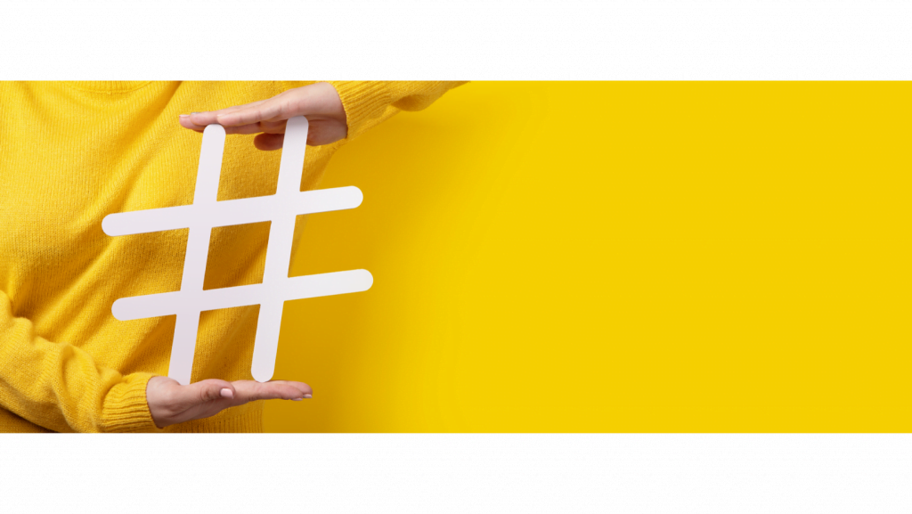 foto con manos sosteniendo un Hashtags como vender mas en instagram