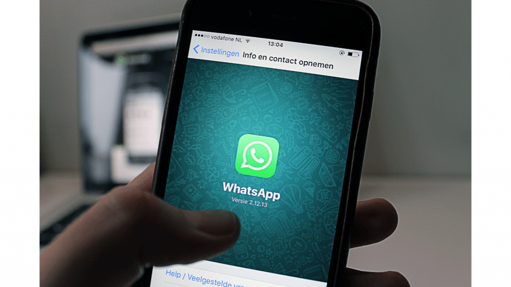 Móvil con logo de WhatsApp 