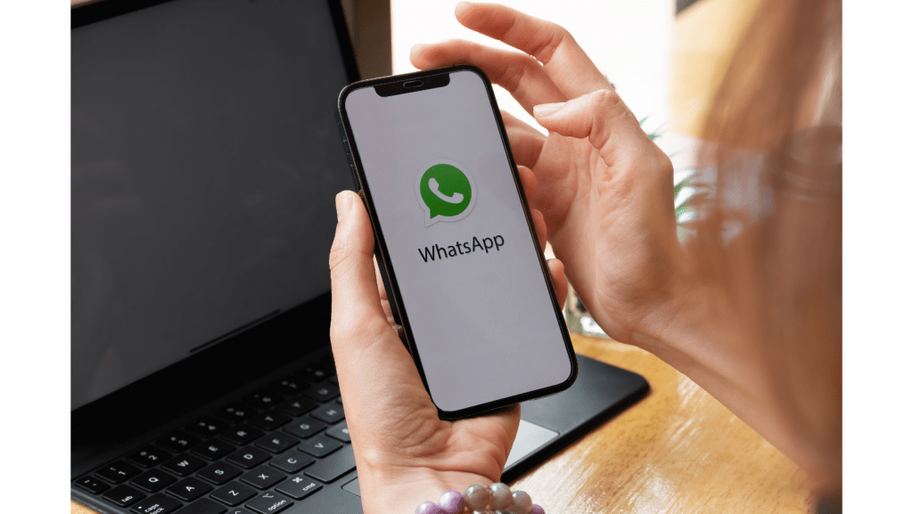 móvil con logo de WhatsApp api de WhatsApp