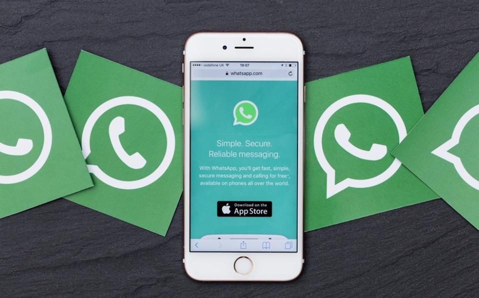 móvil con logo de WhatsApp