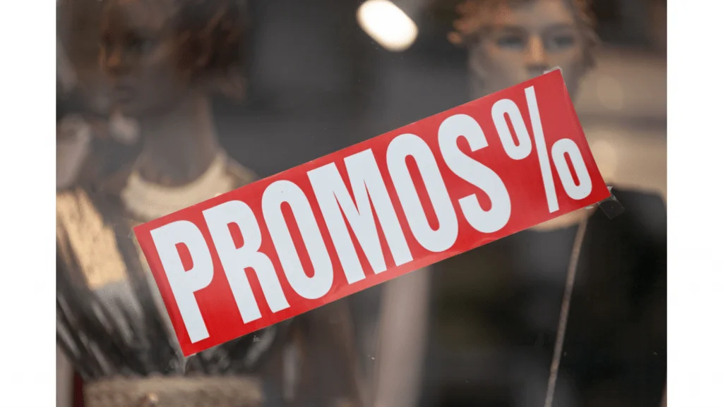 foto de maniquís de fondo con texto de promos