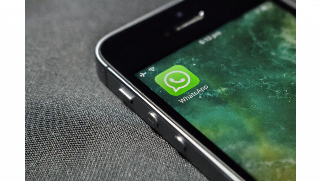 smart phone con WhatsApp estrategias efectivas