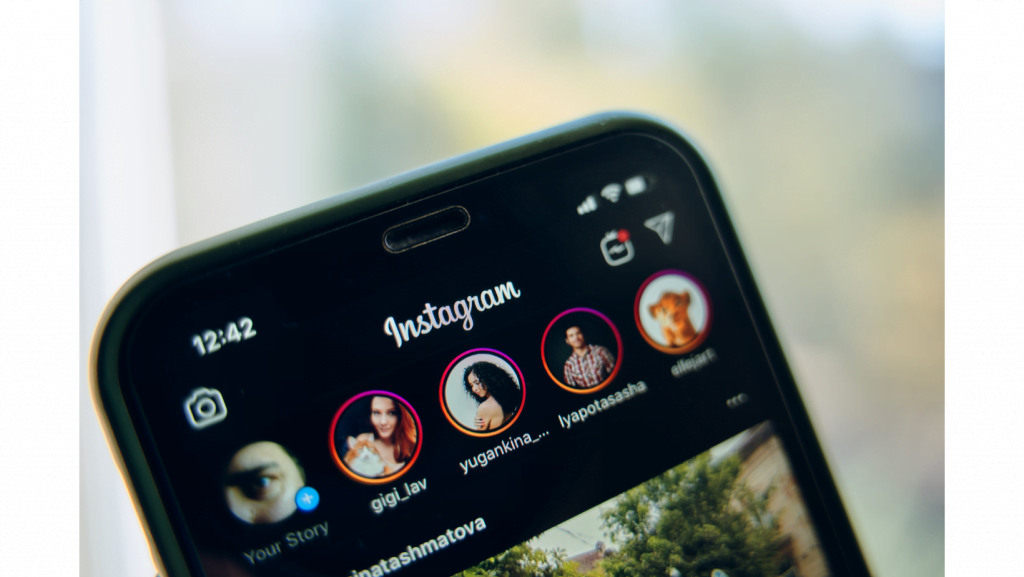 Móvil con feed de Instagram Historias destacadas Instagram