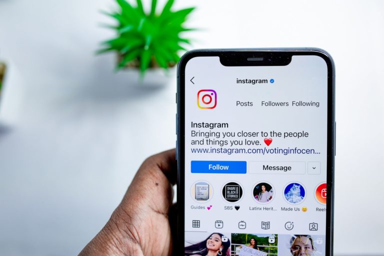 SmartPhone con biografía de Instagram historias destacadas instagram