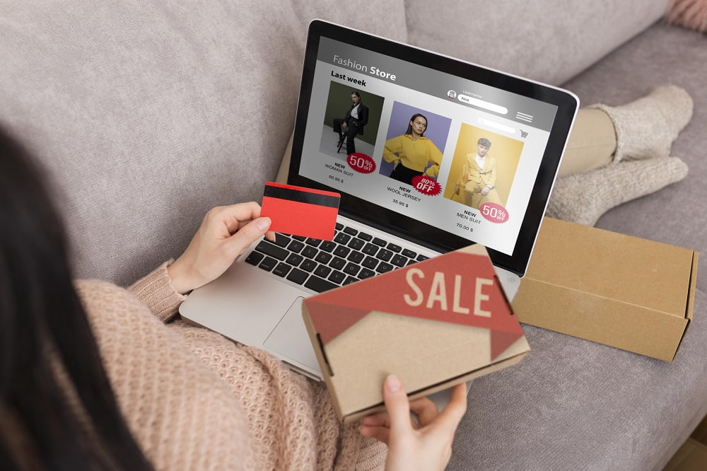 Mujer compra con su laptop en el Hot Sale