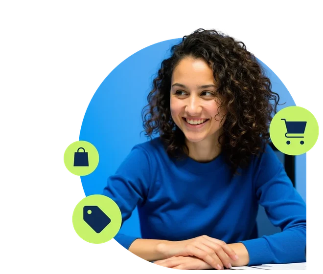 Mujer sonriente atendiendo clientes de una tienda online.